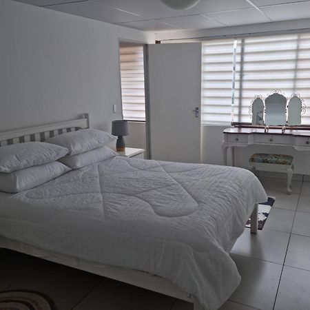 12 On Vaal Drive Guesthouse Vanderbijlpark Ngoại thất bức ảnh