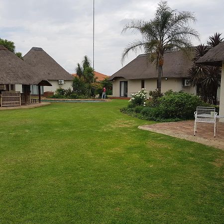 12 On Vaal Drive Guesthouse Vanderbijlpark Ngoại thất bức ảnh
