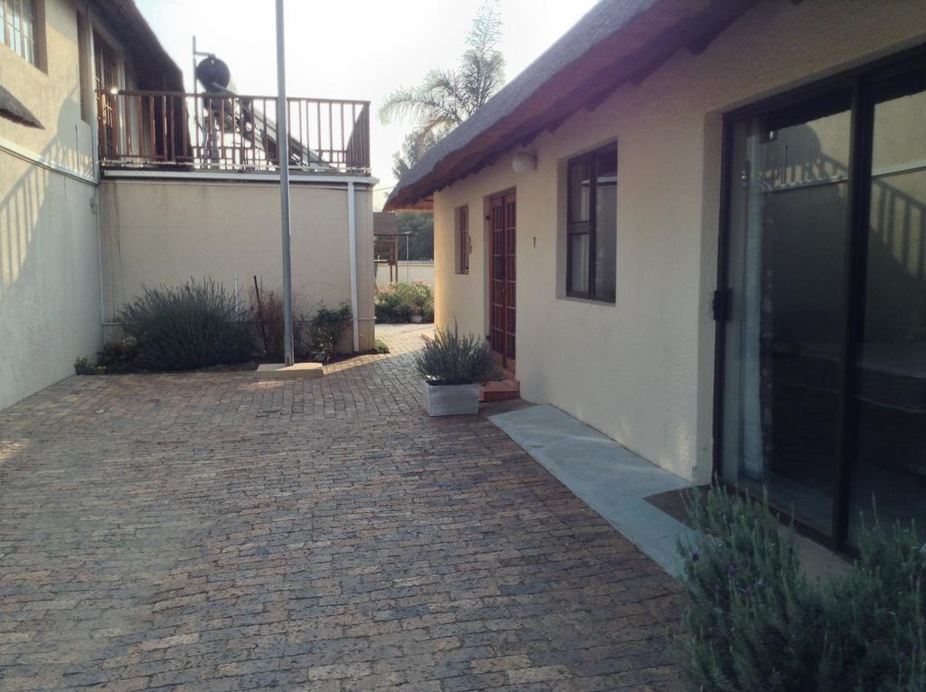12 On Vaal Drive Guesthouse Vanderbijlpark Phòng bức ảnh