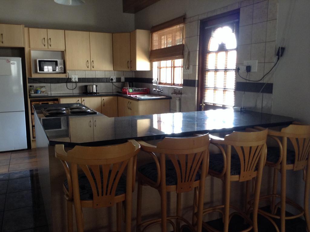 12 On Vaal Drive Guesthouse Vanderbijlpark Ngoại thất bức ảnh