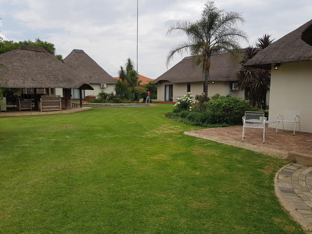 12 On Vaal Drive Guesthouse Vanderbijlpark Ngoại thất bức ảnh