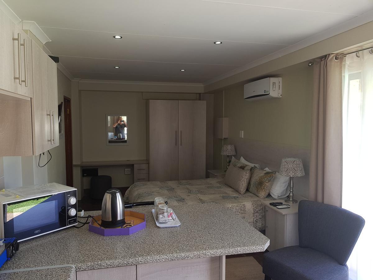 12 On Vaal Drive Guesthouse Vanderbijlpark Ngoại thất bức ảnh