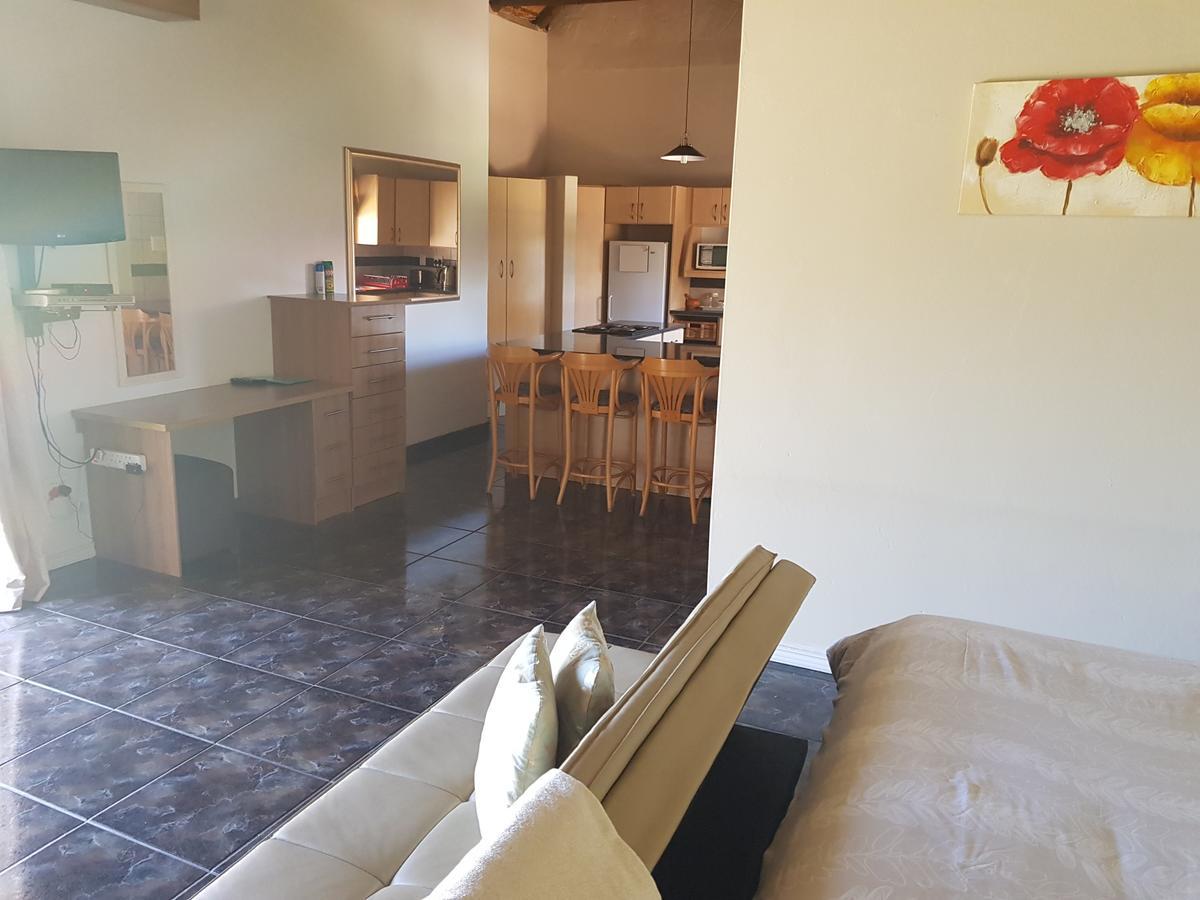 12 On Vaal Drive Guesthouse Vanderbijlpark Ngoại thất bức ảnh