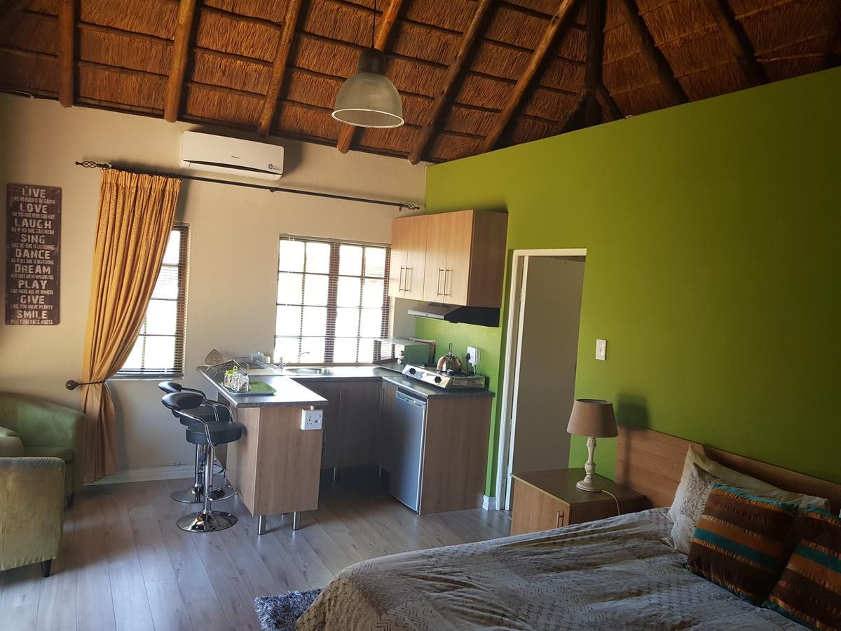 12 On Vaal Drive Guesthouse Vanderbijlpark Ngoại thất bức ảnh