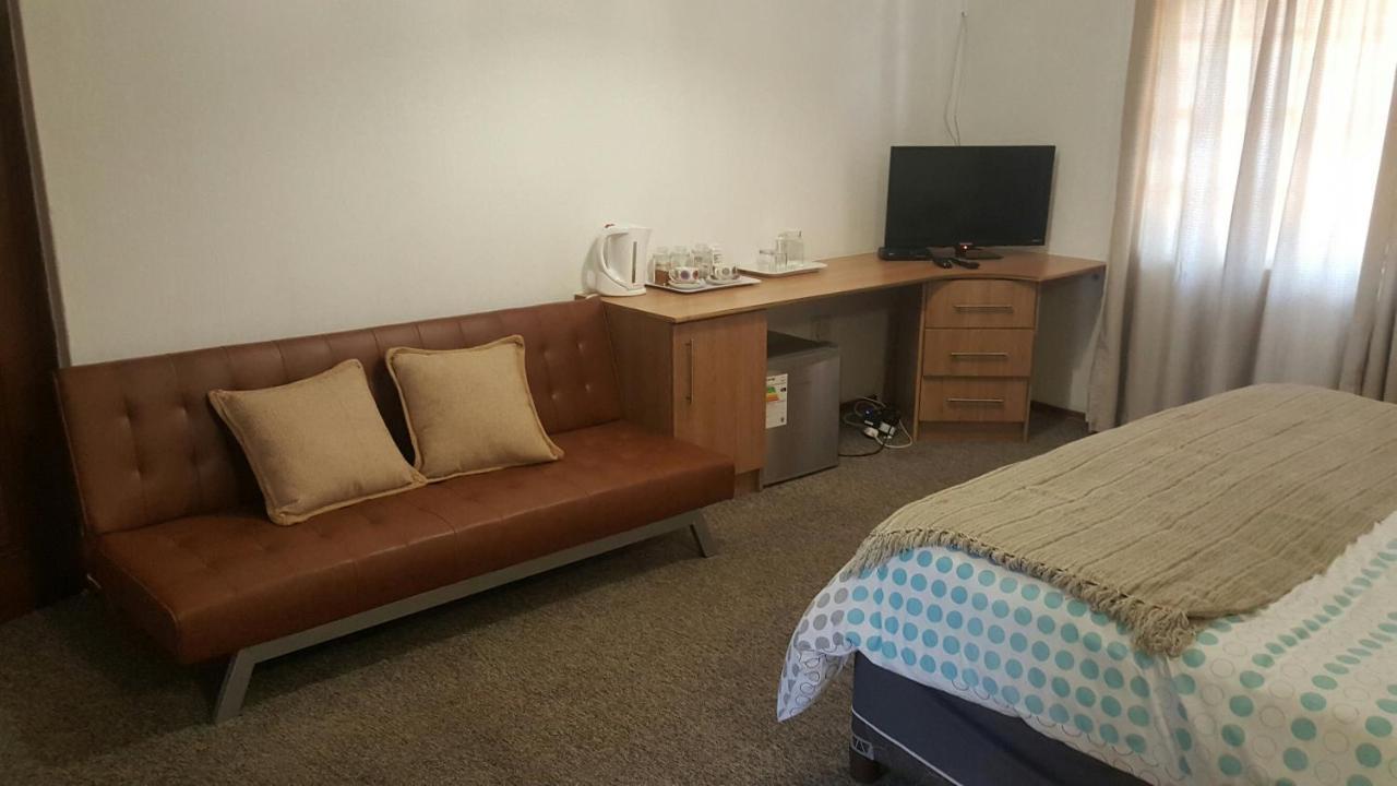 12 On Vaal Drive Guesthouse Vanderbijlpark Ngoại thất bức ảnh