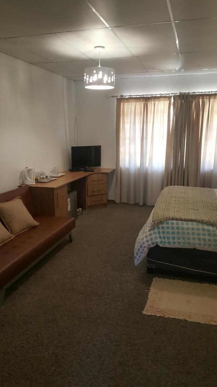 12 On Vaal Drive Guesthouse Vanderbijlpark Ngoại thất bức ảnh