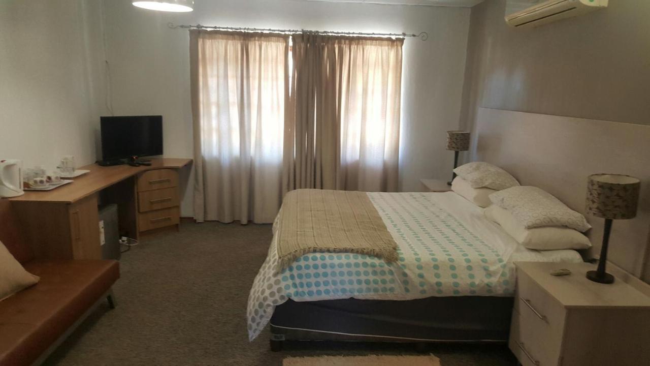 12 On Vaal Drive Guesthouse Vanderbijlpark Ngoại thất bức ảnh