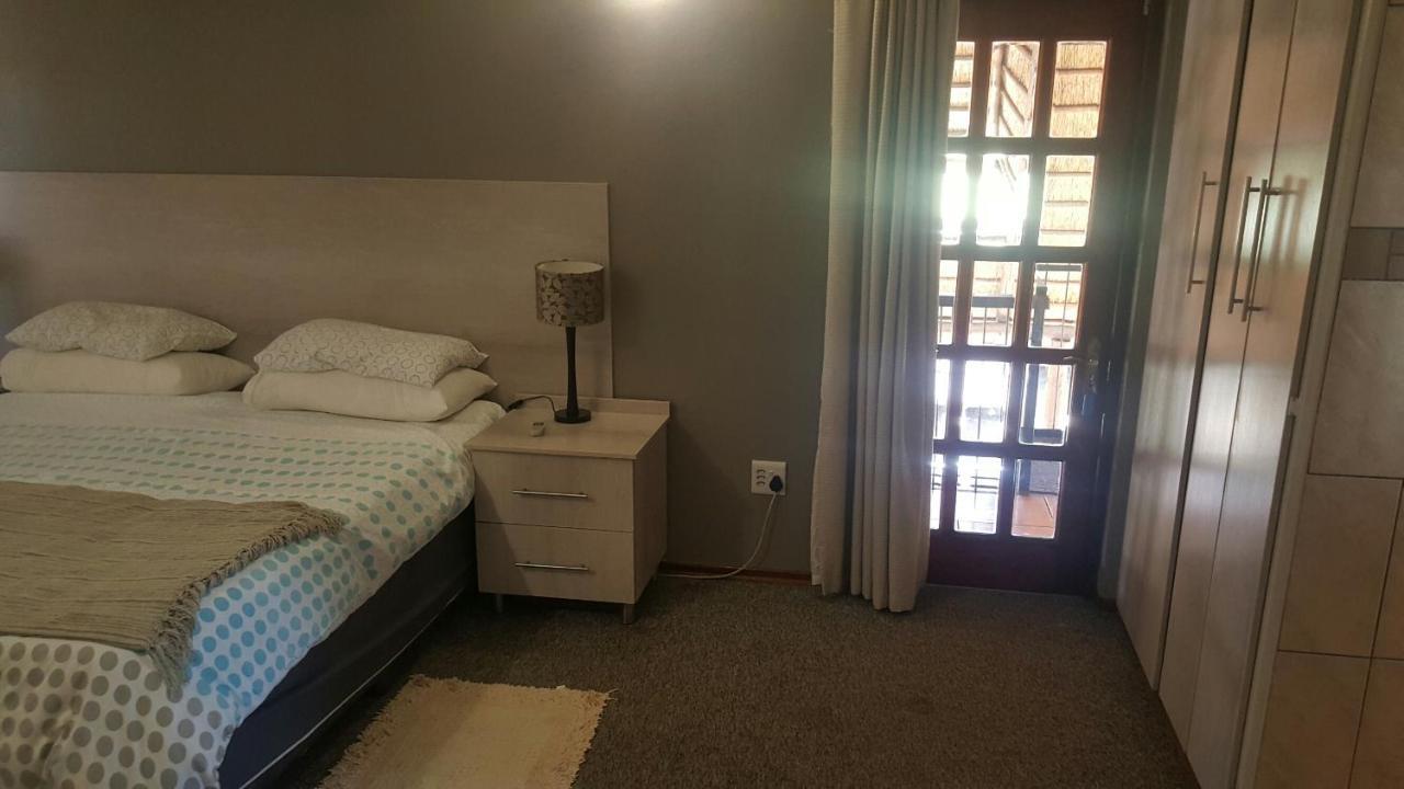 12 On Vaal Drive Guesthouse Vanderbijlpark Ngoại thất bức ảnh