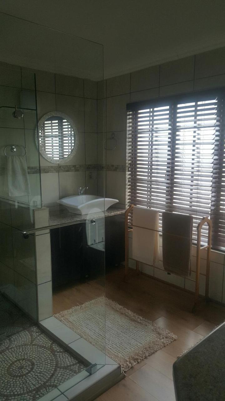 12 On Vaal Drive Guesthouse Vanderbijlpark Ngoại thất bức ảnh