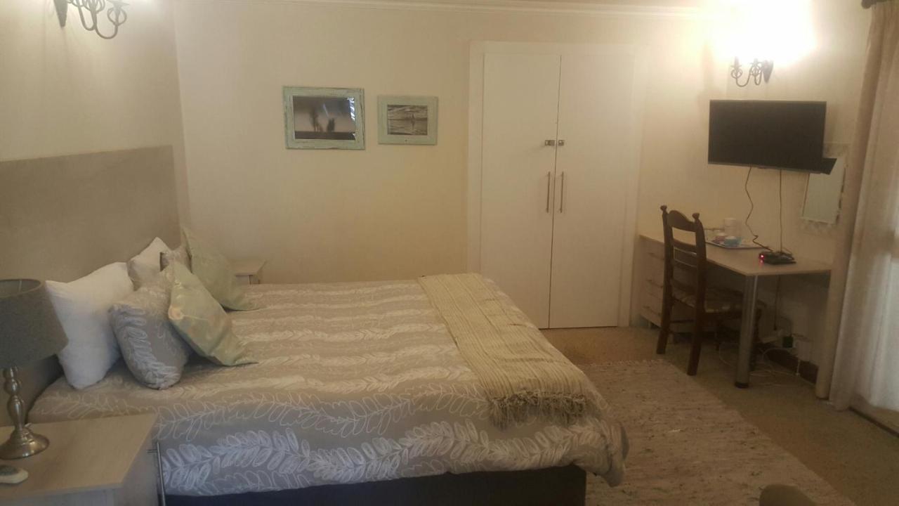 12 On Vaal Drive Guesthouse Vanderbijlpark Ngoại thất bức ảnh