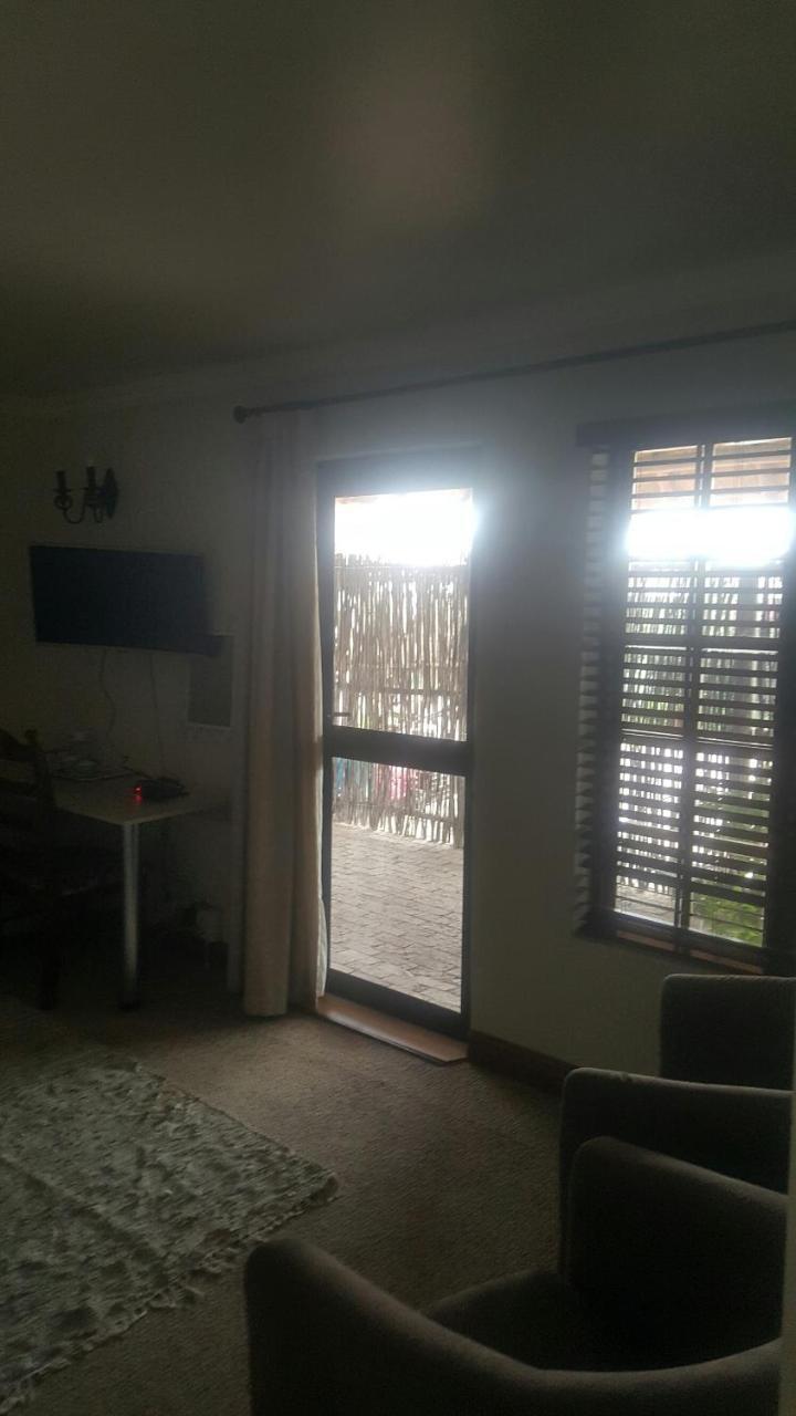 12 On Vaal Drive Guesthouse Vanderbijlpark Ngoại thất bức ảnh
